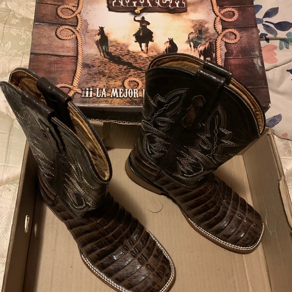 Semi new boots just used them twice nice for party or weedings - Picture 2 of 2